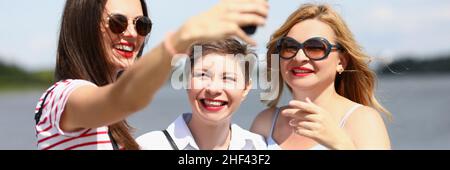 Je regarde bien les femmes ensemble Banque D'Images