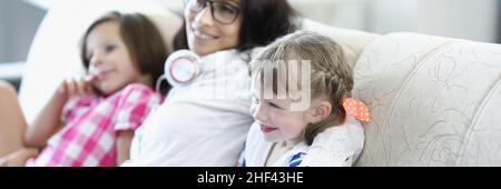 Les enfants adorent regarder la télévision Banque D'Images