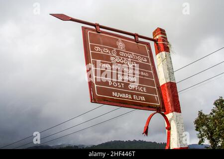 Signer et la flèche indique la direction du vieux bureau de poste de brisihh dans Nuwara Eliya Banque D'Images