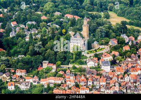 Vue aérienne de Château de Kronberg avec de vieux village et arbres Banque D'Images