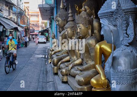 Une rangée de différentes statues de Bouddha est placée à l'extérieur d'un magasin pour les objets rituels bouddhistes dans Bamrung Muang Road, Bangkok, Thaïlande Banque D'Images