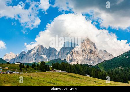 Célèbre col dans les Alpes Passo di Rolle, ancien col dans les Alpes dolomites Banque D'Images