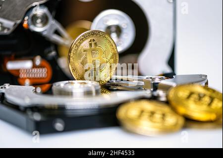 Bitcoin BTC sur disque dur, disque dur avec crypto-monnaie, concept d'argent numérique Banque D'Images