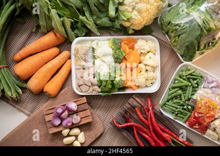 Légumes frais pour faire de la soupe dans un emballage en mousse polymère de polyéthylène Banque D'Images