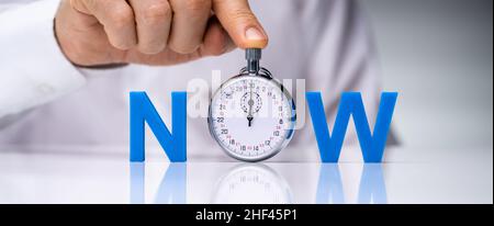 Il est temps de commencer à faire des affaires dès maintenant.Changement de gestion des choix Banque D'Images