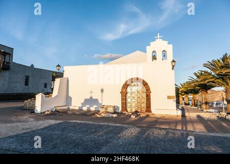 Église dans petit village de Puerto del Carmen en fin d'après-midi Banque D'Images