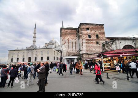 Place Eminonu près du pont de Galata à Istanbul, Turquie. Banque D'Images