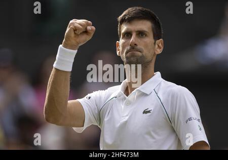 Photo du dossier datée du 11-07-2021 de Novak Djokovic.L’avenir de Novak Djokovic reste incertain à l’approche de l’Open d’Australie.Avec moins de 72 heures pour aller jusqu'à ce que le premier ballon soit frappé en colère au parc de Melbourne, il était encore difficile de savoir si le champion défenseur et la meilleure graine seraient en mesure de prendre part ou seraient déportés du pays.Date de publication : vendredi 14 janvier 2022. Banque D'Images