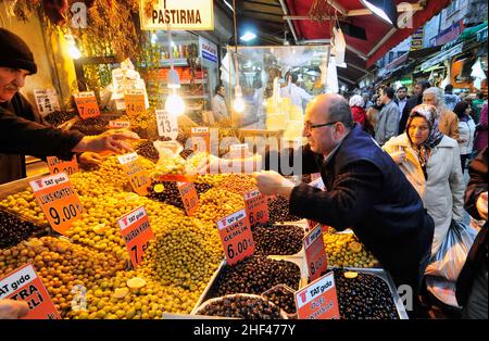 Des oliviers turcs au bazar égyptien d'Istanbul, Turquie. Banque D'Images