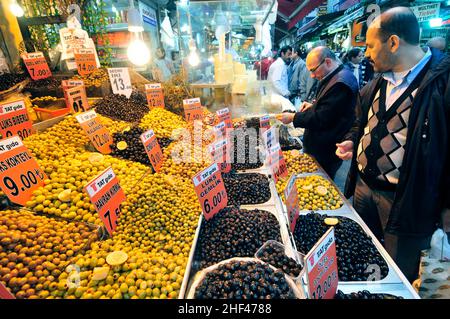 Des oliviers turcs au bazar égyptien d'Istanbul, Turquie. Banque D'Images