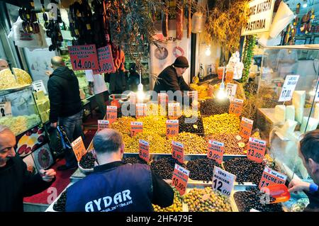 Des oliviers turcs au bazar égyptien d'Istanbul, Turquie. Banque D'Images