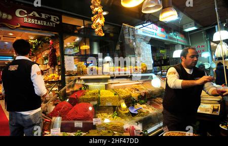 Une boutique vendant des cornichons, des olives et des épices turques sur le marché animé d'Eminönü, Istanbul, Turquie. Banque D'Images