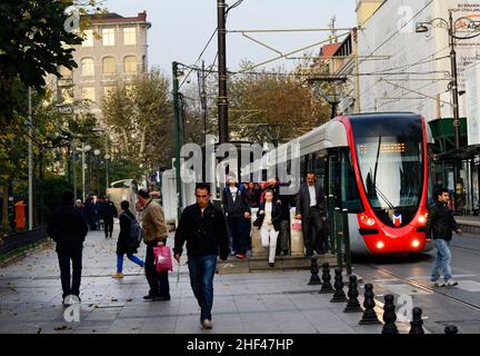 Passagers descendant du tramway local sur Divan Yolu CD. Dans le vieux Istanbul, Turquie. Banque D'Images