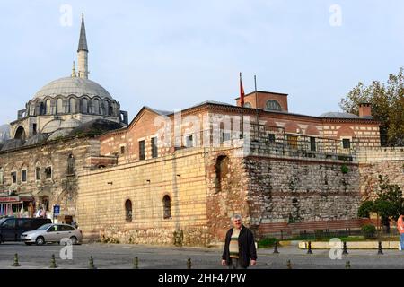 Mosquée Laleli - conçue dans le style baroque, cette mosquée impériale ottomane datant de 18th ans est dotée d'un dôme et de minarets. Istanbul, Turquie. Banque D'Images