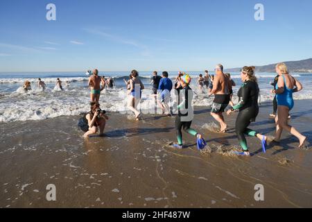 Santa Monica, Californie, États-Unis.9th janvier 2021.Les participants au plongeon de l'ours polaire d'Annenberg courent pour l'océan pour prendre le plongeon du nouvel an dans les eaux froides à Banque D'Images