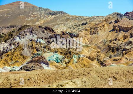 Il a fait varier les pentes de Artists Palette dans la vallée de la mort, en Californie.Divers pigments minéraux ont coloré les dépôts volcaniques trouvés ici. Banque D'Images