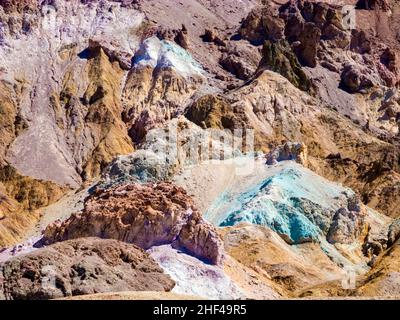 Il a fait varier les pentes de Artists Palette dans la vallée de la mort, en Californie.Divers pigments minéraux ont coloré les dépôts volcaniques trouvés ici. Banque D'Images