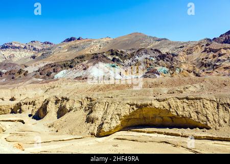 Il a fait varier les pentes de Artists Palette dans la vallée de la mort, en Californie.Divers pigments minéraux ont coloré les dépôts volcaniques trouvés ici. Banque D'Images