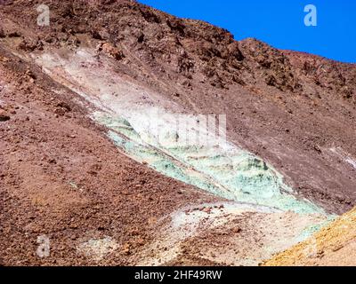 Il a fait varier les pentes de Artists Palette dans la vallée de la mort, en Californie.Divers pigments minéraux ont coloré les dépôts volcaniques trouvés ici. Banque D'Images