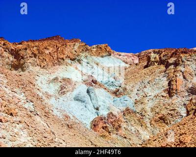 Il a fait varier les pentes de Artists Palette dans la vallée de la mort, en Californie.Divers pigments minéraux ont coloré les dépôts volcaniques trouvés ici. Banque D'Images