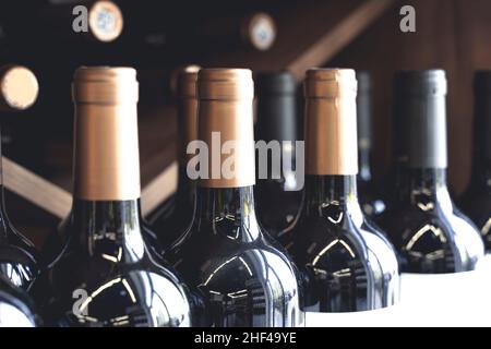 Bouteilles de vin avec étiquettes vierges sur le comptoir d'un magasin de spiritueux.Vin de fond.Mise au point sélectionnée.Photo de haute qualité Banque D'Images