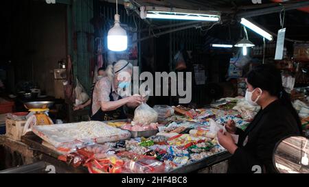 L'argent change de mains consommateurs vendeurs au MARCHÉ AUX FLEURS de THEWET, zone Wat Sam Phraya, Phra Nakhon BANGKOK, THAÏLANDE Banque D'Images