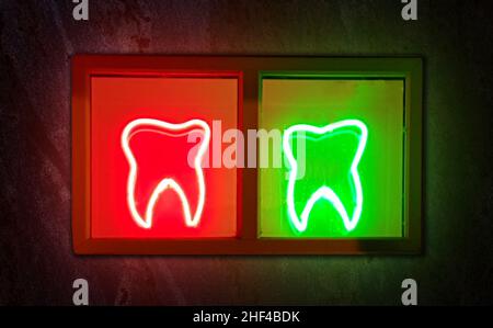 Design publicitaire de clinique dentaire dans le style branché du néon.Panneau lumineux de nuit au néon Banque D'Images
