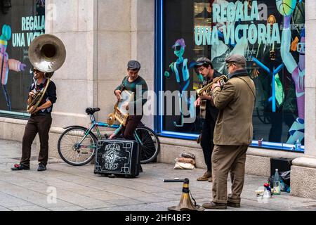 Musique de rue jouant dans Portal de l'Angel, rue piétonne commerciale dans le centre de Barcelone, Catalogne, Espagne. Banque D'Images