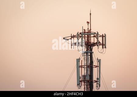 Tour de télécommunications à l'heure du coucher du soleil Banque D'Images