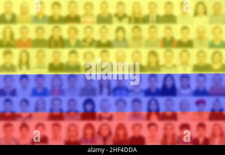 Portraits de nombreuses personnes sur le fond du drapeau de la Colombie.Le concept de la population et de l'état démographique du pays. Banque D'Images