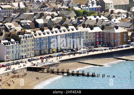 Vue aérienne sur le front de mer d'Aberystwyth et le Victoria Terrwaterace depuis la colline surplombant la ville Banque D'Images