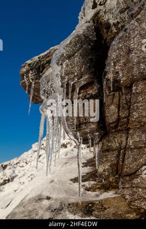 Glaces suspendues à un rocher dans les montagnes écossaises. Banque D'Images