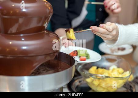 Fontaine à Fondue Au Chocolat Et Fruits Sur Une Table