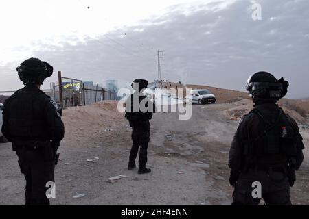 Désert du Néguev, Israël.13th janvier 2022.La police israélienne s'est heurtée à des manifestants bédouins lors d'une manifestation contre un projet de plantation d'arbres par le Fonds national juif (JNF) dans le village bédouin de Sawe al-Atrash le 13 janvier 2022 dans le désert du Néguev, en Israël.De nombreux Bédouins, qui font partie de la minorité arabe de 20 pour cent d'Israël, vivent dans des cantons non reconnus dispersés dans le sud du désert d'Israël.Ils s'opposent à la plantation d'arbres près de leurs communautés et la voient comme une tentative d'expulser certains de ceux qui vivent dans les villages non reconnus et de prendre le contrôle des terres contestées.Crédit : Eddie Gerald/Alay Live Banque D'Images