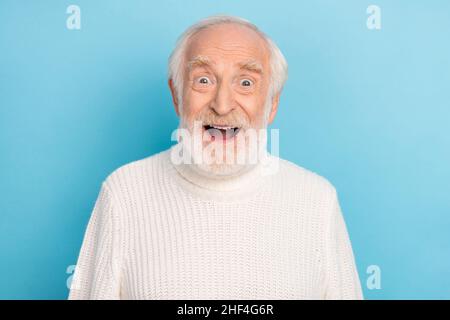 Photo de l'homme de cheveux gris vieux impressionné porte blanc chandail isolé sur fond bleu de couleur Banque D'Images