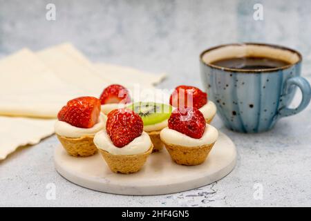 De délicieuses petites tartelettes sur fond de pierre. Gros plan Banque D'Images