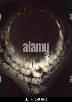 INTÉRIEUR DE LA CUPULA.LIEU: MEZQUITA DE QAITBAY.KAIRO.ÉGYPTE. Banque D'Images