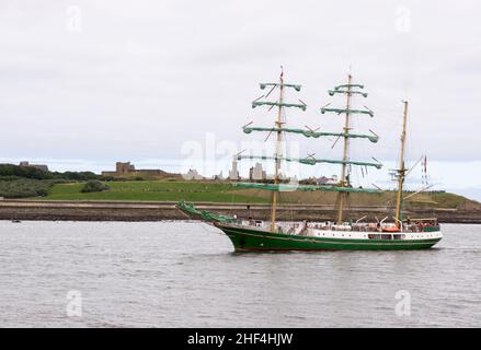 Le navire d'entraînement à voile Alexander von Humboldt a vu entrer dans la rivière Tyne à l'occasion de la course des grands navires dans le nord-est de l'Angleterre, Royaume-Uni 24-7-2005 Banque D'Images