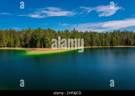 McGinnis Lake North Kawarthas Ontario Canada au printemps Banque D'Images