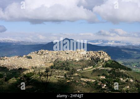 Paysage de lumière et d'ombre ville de montagne de Calascibetta dans la campagne de Sicile Banque D'Images