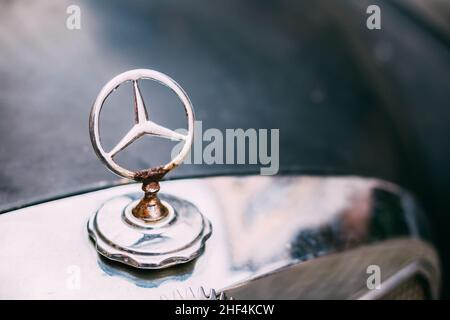 Vue rapprochée du logo en métal soudé rouillé de Mercedes Benz sur le capot de la voiture rétro noire de rareté. Banque D'Images