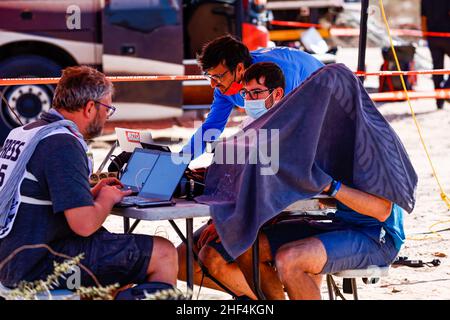 Jeddah, Arabie Saoudite.14th janvier 2022.Florent Gooden travaille avec Mehdi Casaurang d'Autohebdo pendant la phase 12 du Dakar Rally 2022 entre Biha et Jeddah, le 14th 2022 janvier à Jeddah, Arabie Saoudite - photo Frédéric le Floch/DPPI crédit: DPPI Media/Alay Live News Banque D'Images