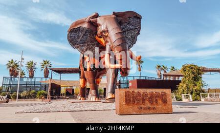 VALENCE, ESPAGNE - 27 OCTOBRE 2021.Entrée Bioparc Valencia avec une grande statue d'éléphant.Le Bioparc est un zoo de nouvelle génération dans la ville de V Banque D'Images