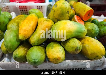 Les papayes mûres sont vendues sur le marché. Ce fruit de papaye contient beaucoup de vitamines et peut lancer des selles car il contient beaucoup de fibres. Banque D'Images