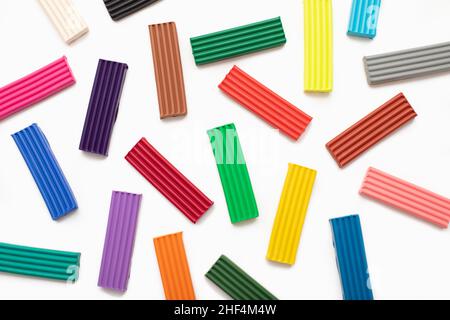 Modèle coloré de plasticité bâton d'argile modèle isolé sur fond blanc avec le chemin de coupure.Vue de dessus. Banque D'Images