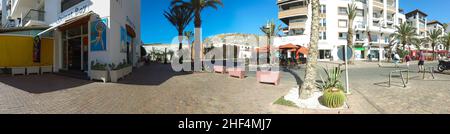 Grande photo panoramique prise à Agadir au Maroc montrant les montagnes avec le monument dans la colline connue localement sous le nom de Dieu la Patrie le Roi Banque D'Images