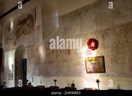 Peintures murales médiévales dans l'église de Wissington, Suffolk, Angleterre, Royaume-Uni - dragon, mémorial de guerre Banque D'Images