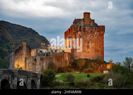 Château d'Eilean Donan, Écosse - 04October, 2019.Vue sur le château d'Eilean Donan dans la soirée, Écosse, Royaume-Uni Banque D'Images