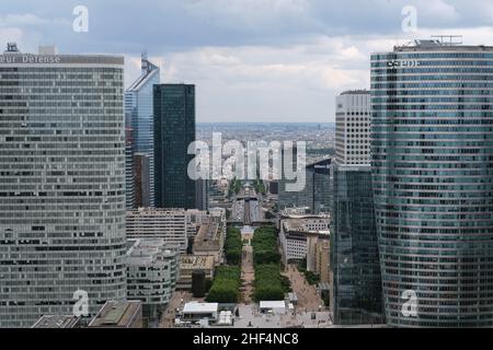 Paris, France: Centre d'affaires de la Défense vue de la Grande Arche. Banque D'Images