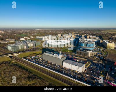 Photo aérienne du campus de Cambridge Biomedical qui comprend l'hôpital Addenbrooke, le bâtiment de R&D d'AstraZeneca et l'hôpital Royal Papworth de Cambridge, Cambridgeshire, Royaume-Uni Banque D'Images